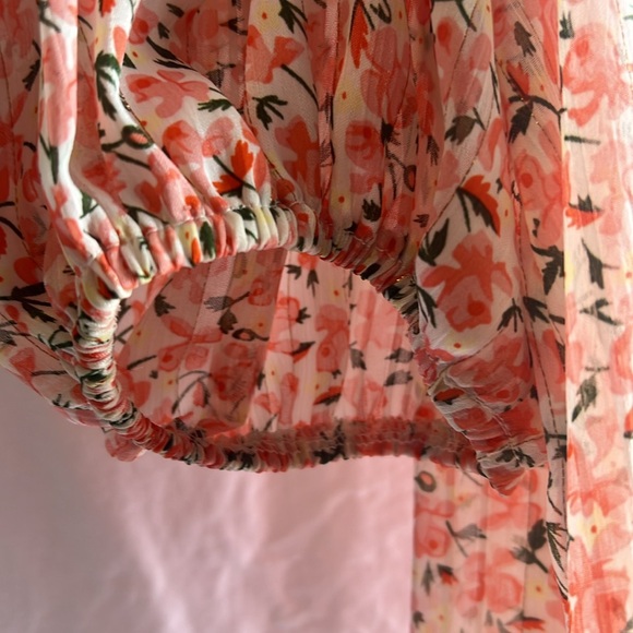 Flower-patterned flowing top. - Picture 5 of 5